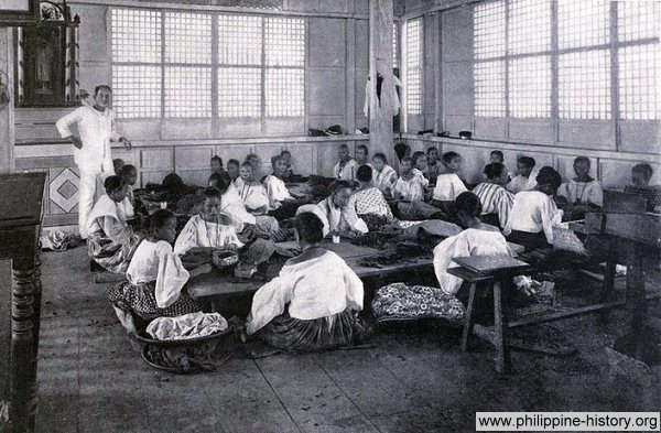 Old picture of a Manila cigar factory, taken in 1898.